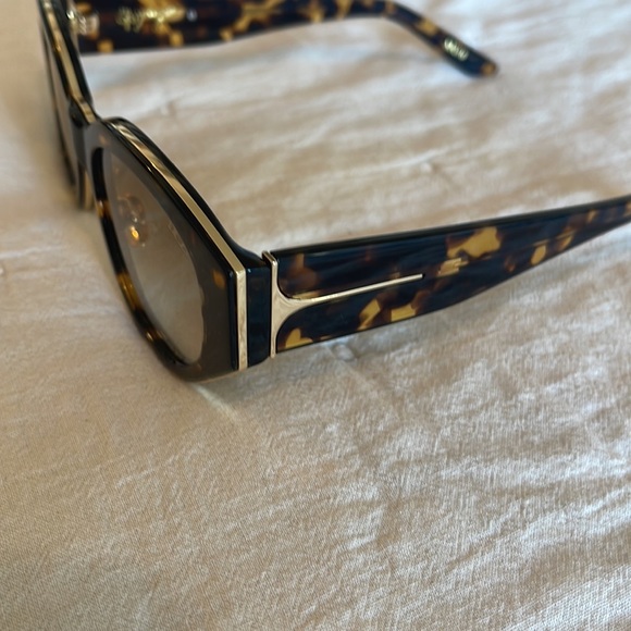 DEZI Charge It Tortoise Sunglasses - Picture 13 of 15